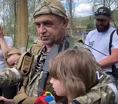 Полковника &ldquo;Ангела&rdquo;, который выносил детей из подвалов в &ldquo;кенгуру&rdquo;-переноске, наградили медалью &ldquo;За отвагу&rdquo;