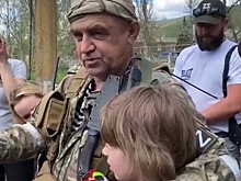 Полковника &ldquo;Ангела&rdquo;, который выносил детей из подвалов в &ldquo;кенгуру&rdquo;-переноске, наградили медалью &ldquo;За отвагу&rdquo;