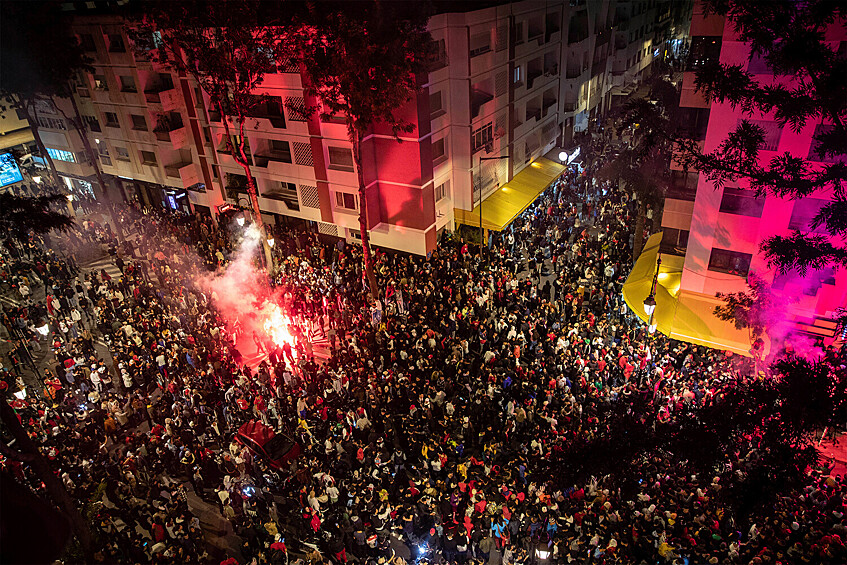 Фанаты сборной Марокко празднуют победу над сборной Испании на чемпионате мира в Катаре, Рабат, Марокко, 6 декабря 2022 года