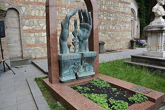 Всемирный день книг отметят в Тбилиси в пантеоне общественных деятелей