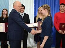 Губернатор Омской области вручил школьникам премии президента РФ