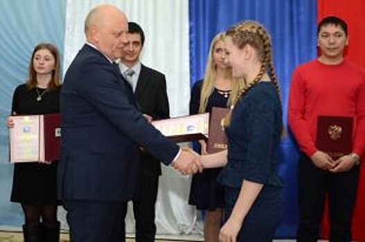 Губернатор Омской области вручил школьникам премии президента РФ
