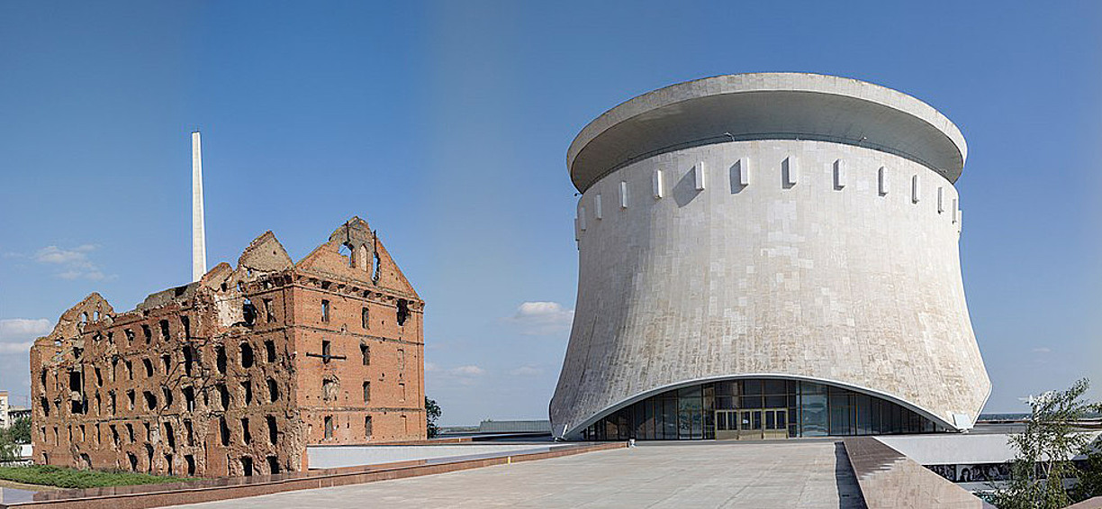 Музей-заповедник "Сталинградская битва" в Волгограде. Мощное строение контрастирует с руинами Мельницы Гергардта.
