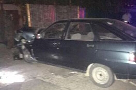 В Михайловске водитель легковушки врезался в забор дома и сбежал