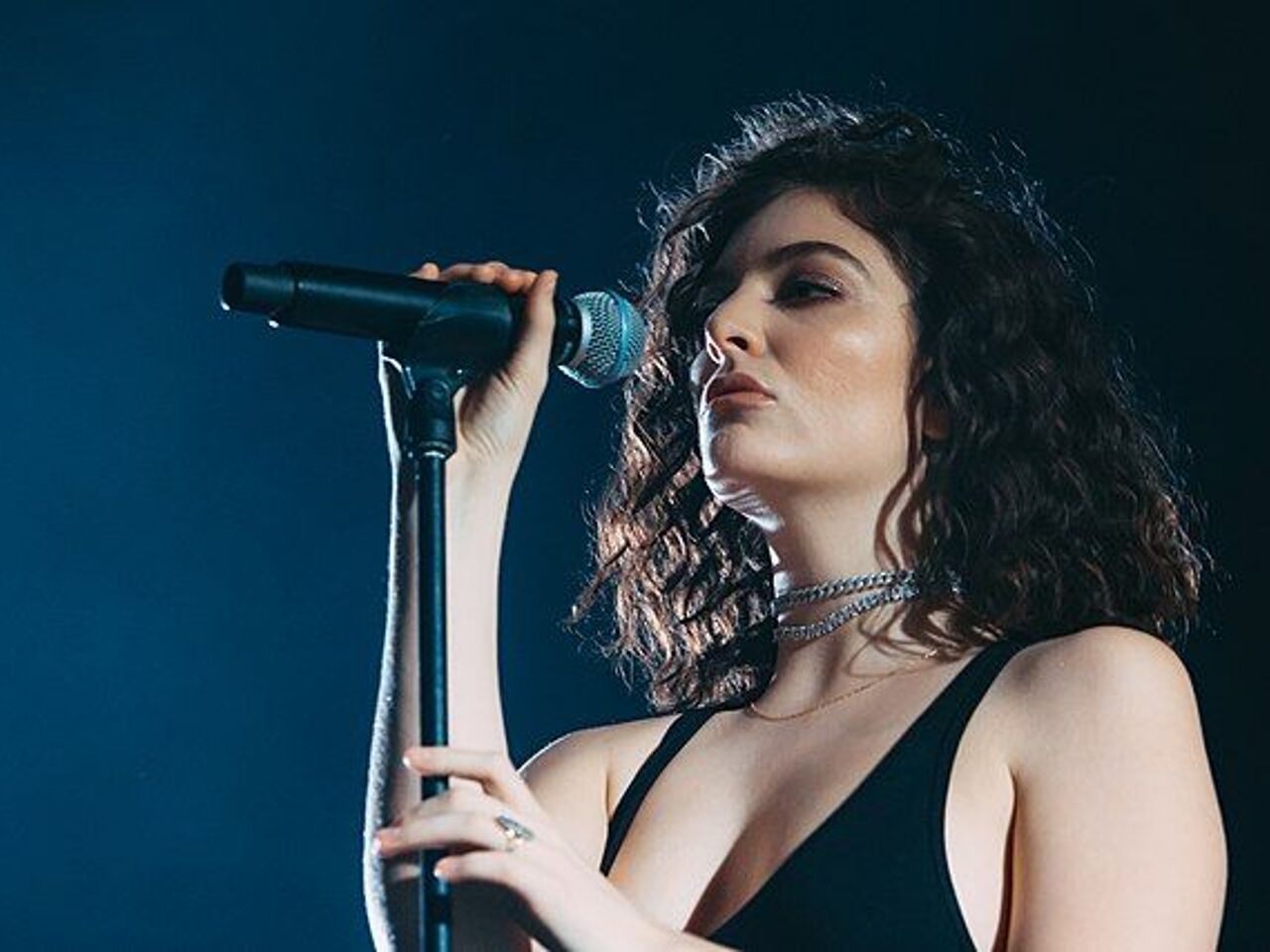 Певица Lorde впервые выступит в России - Рамблер/субботний