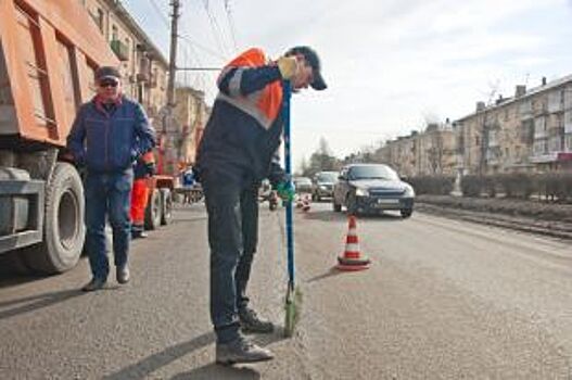 Недовольных ремонтом дорог в Омске ждут в мэрии с фотографиями