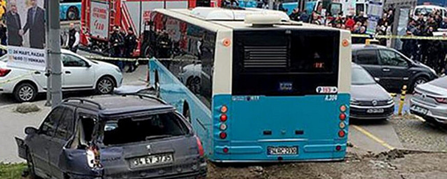 СМИ: в Стамбуле автобус въехал в пешеходов