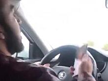 Истерил и бил по рулю. Водитель такси отказывался выпускать пассажирку, пока она не набрала 112