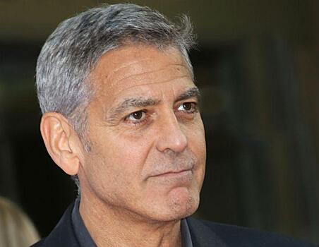 Джордж Клуни рассказал, как принц Чарльз устроил танцы на столе