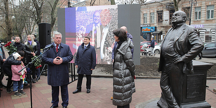 Памятник Жванецкому открыли в Ростове-на-Дону