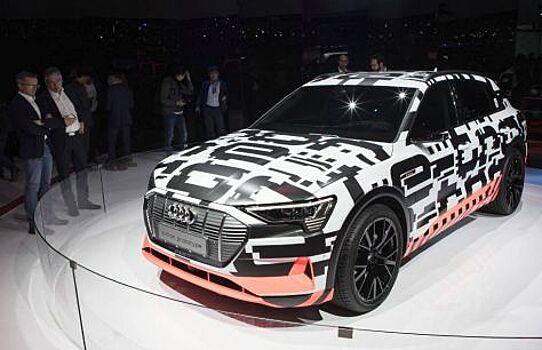 Тестовый внедорожник Audi E-tron испытывает шины на Нюрбургринге