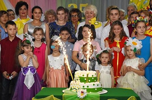 Елена Лаптандер поздравила ноябрьский детский дом с «ромашковым» юбилеем и подарила «косметичку» тундровички