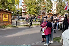 В Белоруссии ОМОН распылил протестующим в лицо перцовый баллончик