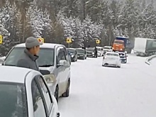 В Забайкалье из-за снегопада образовалась пробка из фур