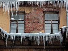 В Москве глыба льда упала на полуторагодовалого ребенка