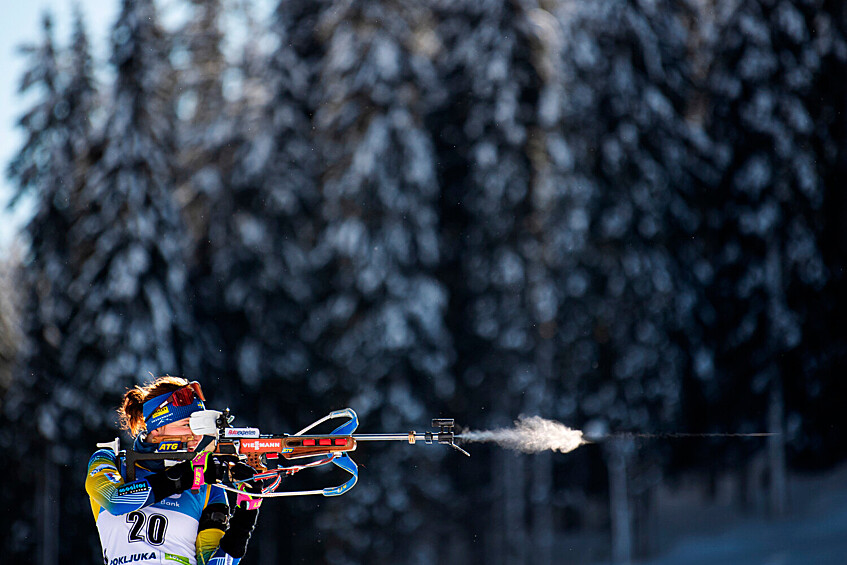 Линн Перссон из сборной Швеции на пристрелке перед спринтерской гонкой на 7,5 км среди женщин на чемпионате мира по биатлону в Поклюке, Словения, 2021 год
