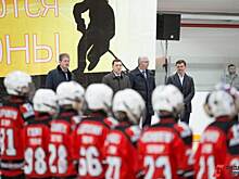 ​Хоккейные болельщики просят свердловского губернатора и уральского олигарха спасти уникальный клуб