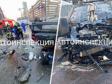 Легковушка врезалась в "Стену скорби" в Москве и перевернулась