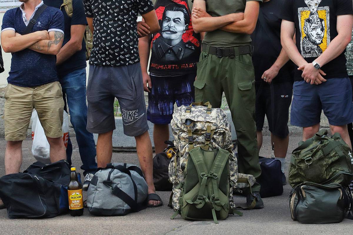 Российских холостяков предложили отправлять в армию за отсутствие свиданий