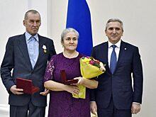 Александр Моор вручил жителям Тюменской области‍ почетные награды