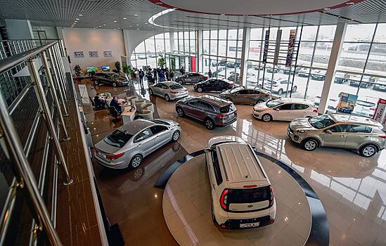 Российскому авторынку предсказали почти двукратное падение