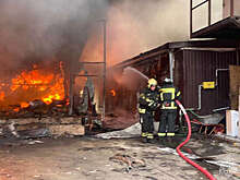 МЧС: к тушению пожара в подмосковном Картино привлекли свыше 20 человек