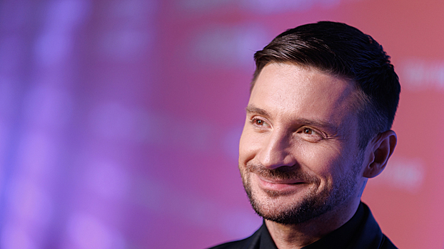 «Почему без шапки?»: Лазарев отчитал свою маму за пренебрежение головным убором на морозе