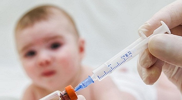 Врач заявил об опасности прививок, которые ставят детям до года