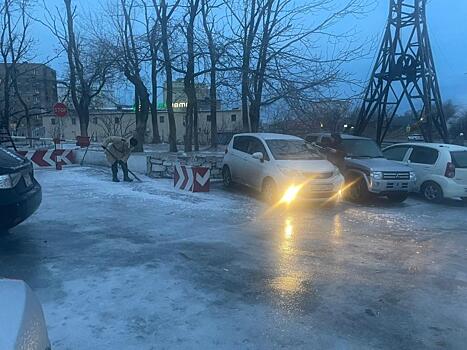 Боулинг из машин устроили в одном из приморских городов