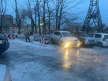 Боулинг из машин устроили в одном из приморских городов