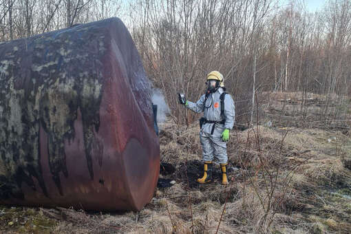 В Приморском округе спасатели устранили тление неизвестного вещества в бочках