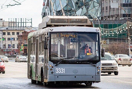 Десятки троллейбусов простаивают из-за массового увольнения мигрантов в Новосибирске