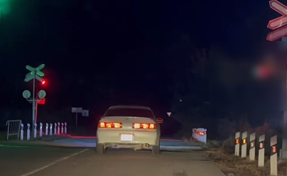 Водитель в Благовещенске проехал через железнодорожные пути на запрещающий сигнал светофора