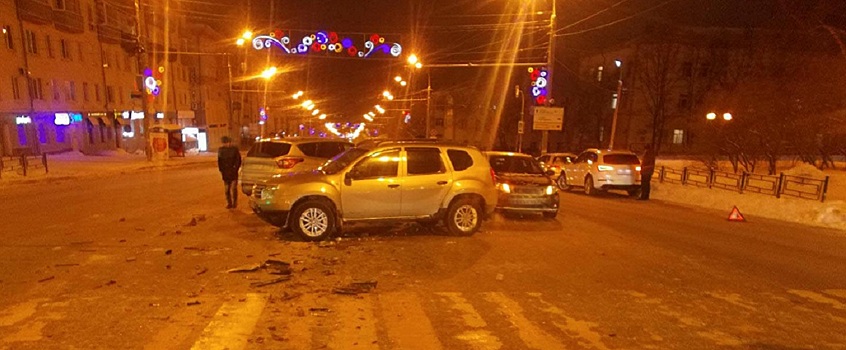 Двое детей пострадали в ДТП с тремя автомобилями в Ижевске