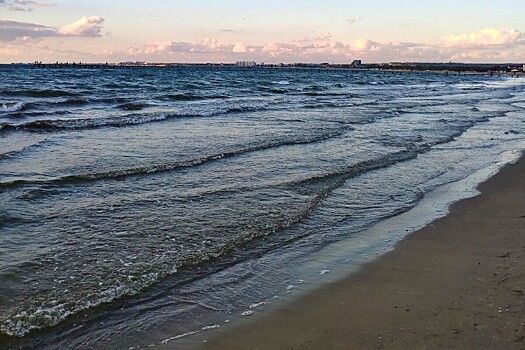 Маслянистое пятно нашли в море у побережья Анапы