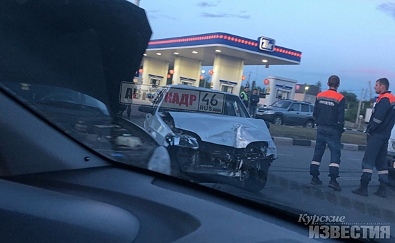 В Курске столкнулись «Приора» и ВАЗ-2115