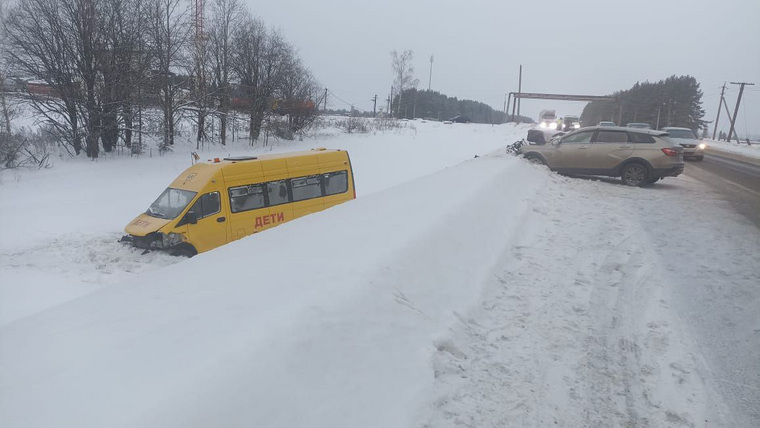 В ДТП со школьным автобусом под Пермью пострадали два ребенка и пять взрослых