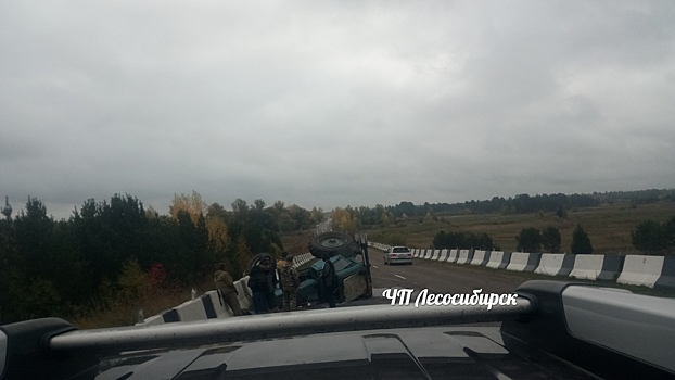 Трактор перевернулся после столкновения с «КамАЗом» под Красноярском