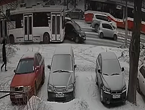 Пассажирский автобус №60 протаранил Volkswagen  в Новосибирске