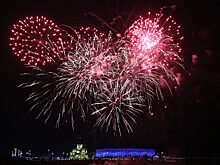 Остатки петард упали в амфитеатр во время салюта на Стрелке