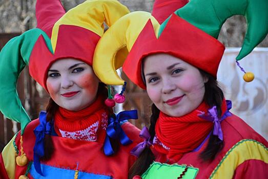 Прилёт первых птиц отметили старорусским боулингом