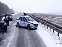 Патрульный автомобиль, спешивший на место ДТП, сам угодил в аварию