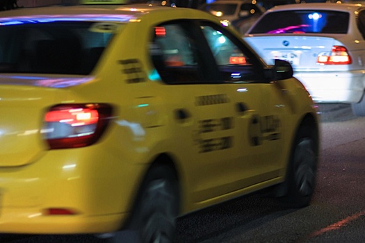 Эксперты назвали способы сэкономить на поездке в такси в Новогоднюю ночь