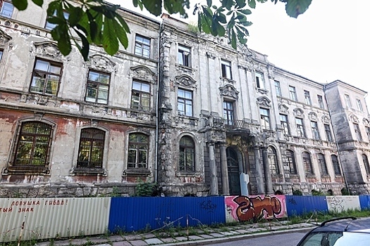 Новое барокко и утраченный этаж: чем известно здание банка XIX века на Тюленина