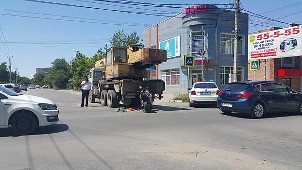 Под Ростовом мотоциклист врезался в автокран