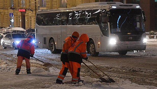 В Москве 10 тысяч единиц спецтехники ликвидируют последствия снегопада