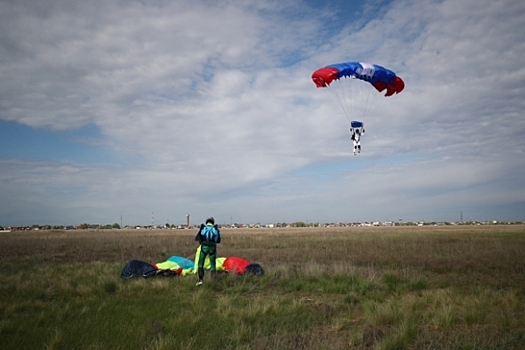 Под Волгоградом 50 парашютистов совершили прыжки с воздушных шаров