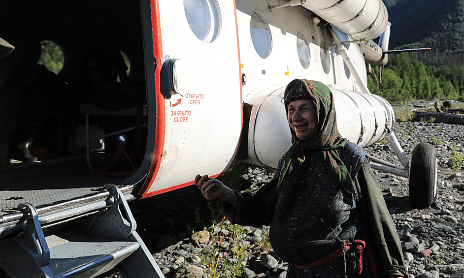 Агафья Лыкова у вертолёта, 2019 год