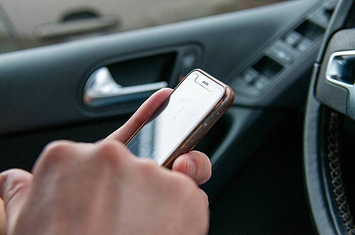 Специалист предупредил о риске кражи данных со смартфона через зарядку в машине