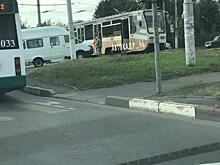 На Северо-западе маршрутка врезалась в трамвай